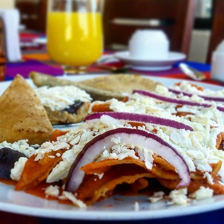 Descubre los mejores lugares para desayunar en Puebla este puente de noviembre 2025: chilaquiles, pan artesanal, café poblano y opciones para todos los gustos.